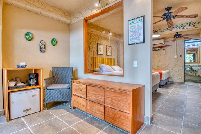 Imagen de la habitación del Hotel Ylang Ylang Beach Resort. Foto 32