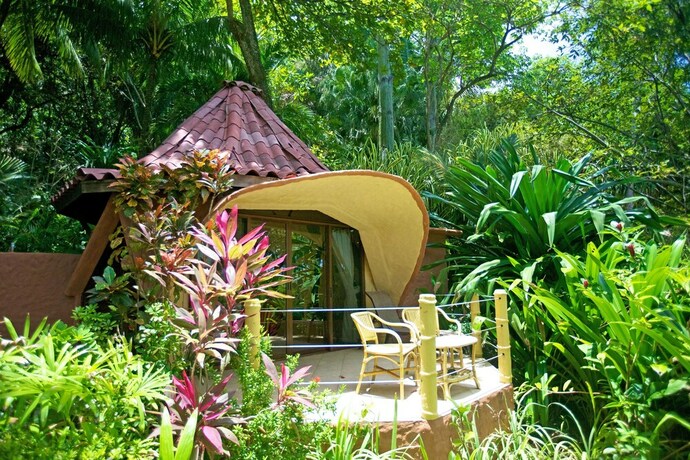 Imagen de la habitación del Hotel Ylang Ylang Beach Resort. Foto 33