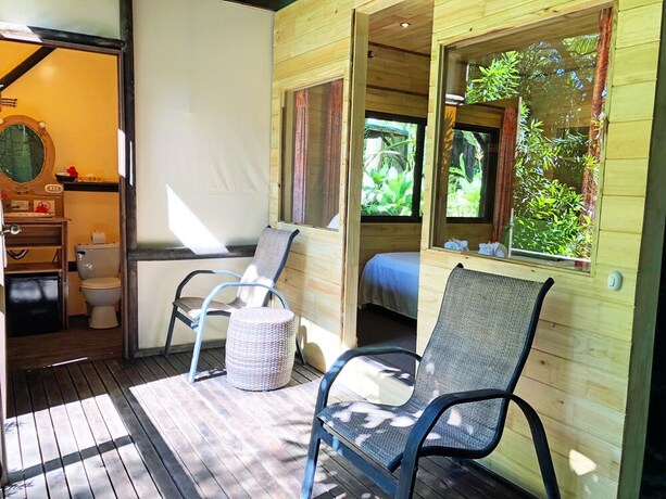 Imagen de la habitación del Hotel Ylang Ylang Beach Resort. Foto 34