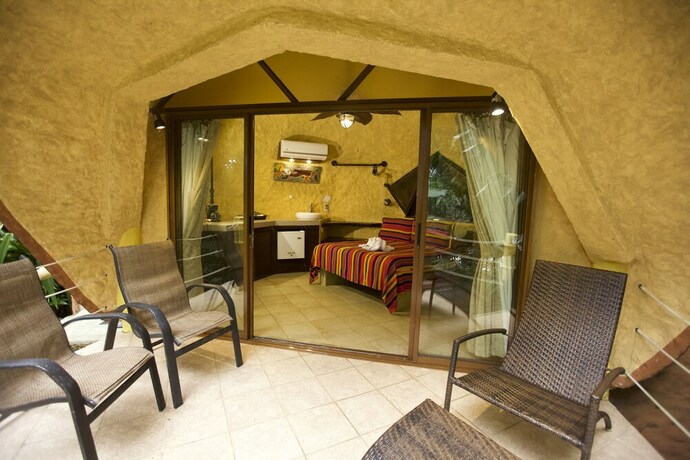 Imagen de la habitación del Hotel Ylang Ylang Beach Resort. Foto 36