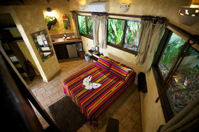 Imagen de la habitación del Hotel Ylang Ylang Beach Resort. Foto 38