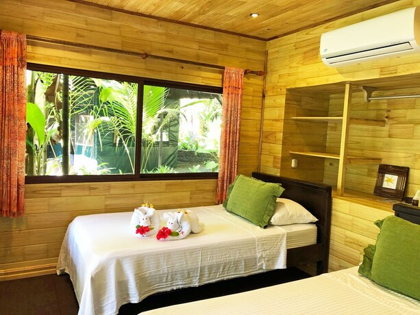 Imagen de la habitación del Hotel Ylang Ylang Beach Resort. Foto 39