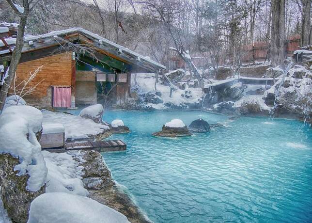 Imagen de la piscina del Hotel Yoko Onsen Quang Hanh. Foto 37