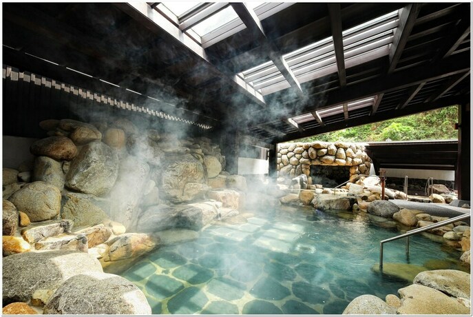 Imagen de la piscina del Hotel Yoko Onsen Quang Hanh. Foto 38