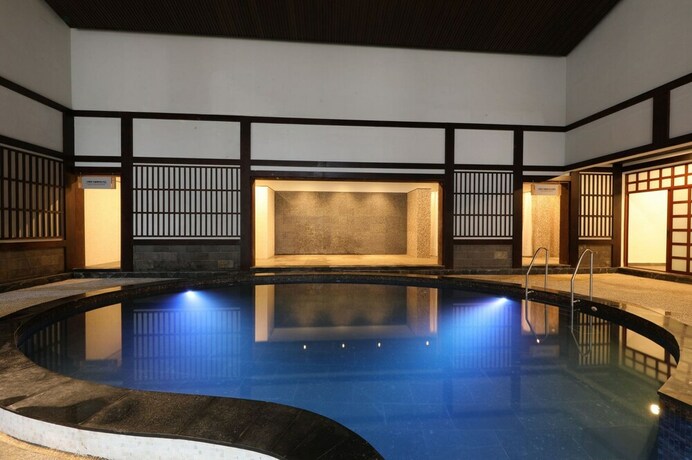 Imagen de la piscina del Hotel Yoko Onsen Quang Hanh. Foto 39