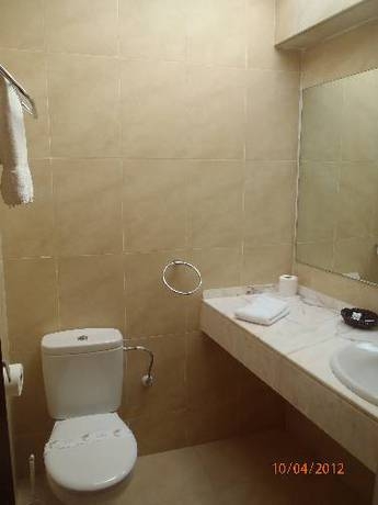 Imagen de la piscina del Hotel Yola. Foto 15