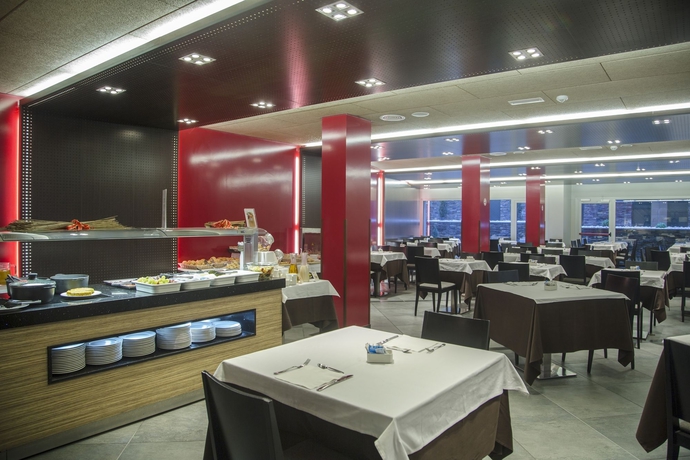 Imagen del bar/restaurante del Hotel Yomo Mola Park. Foto 2