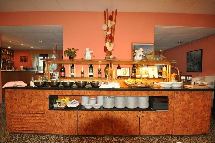 Imagen del bar/restaurante del Hotel Yomo Petit Paris. Foto 3