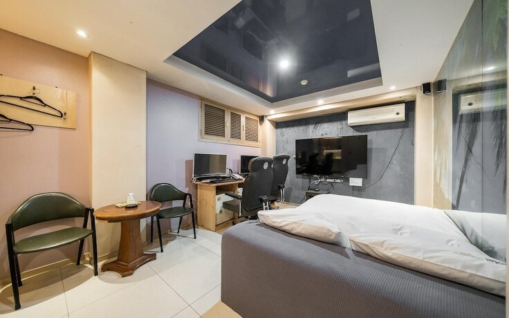 Imagen de la habitación del Hotel Yongin Chameleon. Foto 10