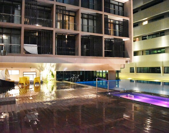 Imagen de la piscina del Hotel Yoom At Riverson Duplex Soho. Foto 10