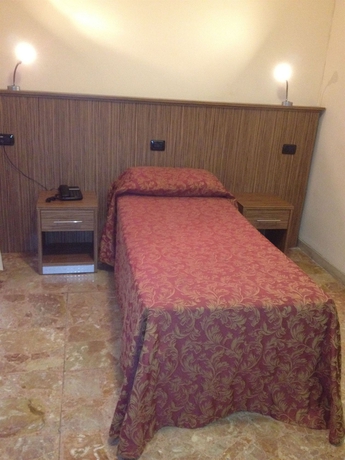 Imagen de la habitación del Hotel York, Cinisello Balsamo. Foto 2