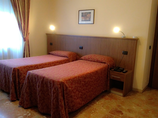 Imagen de la habitación del Hotel York, Cinisello Balsamo. Foto 3