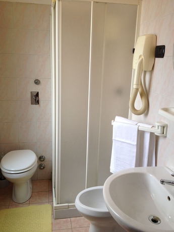 Imagen de la habitación del Hotel York, Cinisello Balsamo. Foto 5