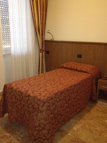 Imagen de la habitación del Hotel York, Cinisello Balsamo. Foto 6