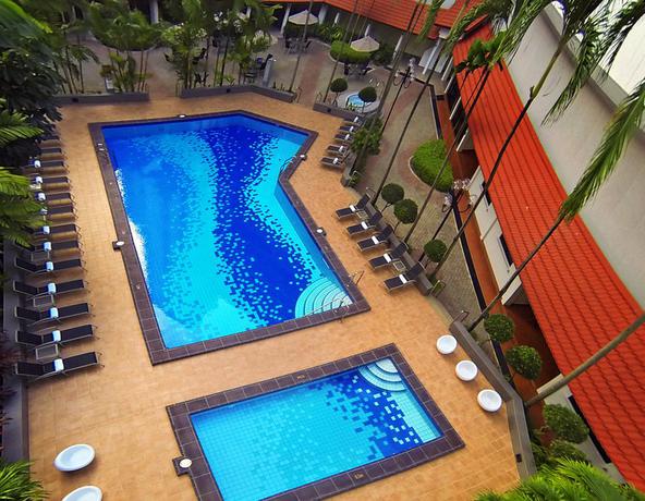 Imagen de la piscina del Hotel York, Singapur. Foto 17