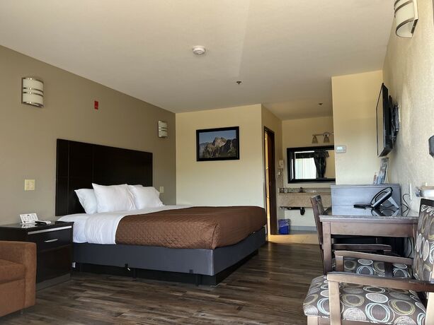 Imagen de la habitación del Hotel Yosemite Sierra Inn. Foto 13