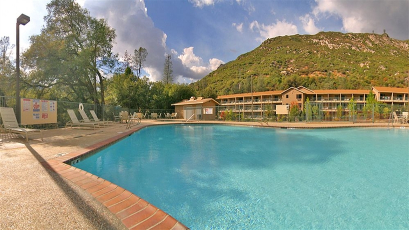 Imagen de la piscina del Hotel Yosemite View Lodge. Foto 6