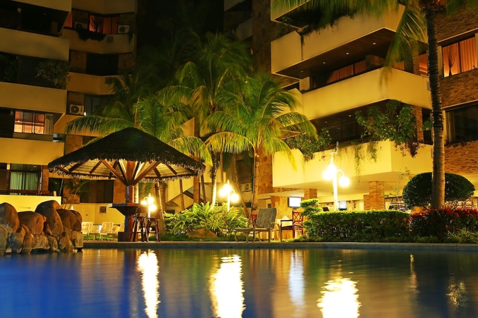 Imagen de la piscina del Hotel Yotau All Suites. Foto 18