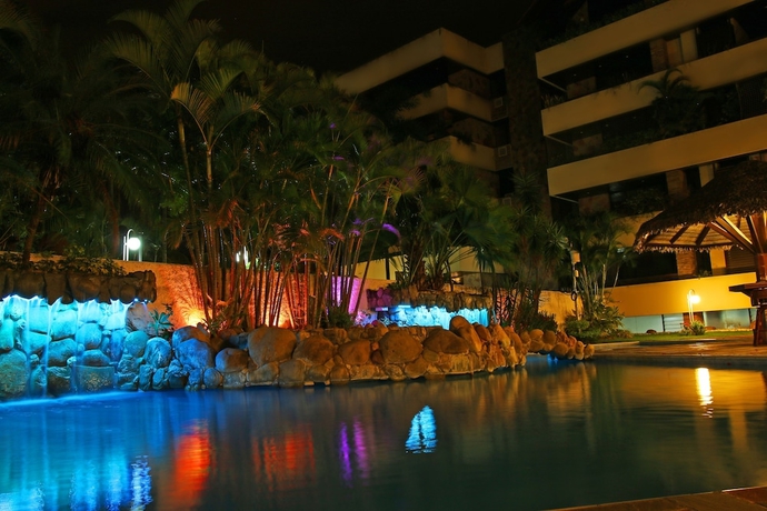 Imagen de la piscina del Hotel Yotau All Suites. Foto 19