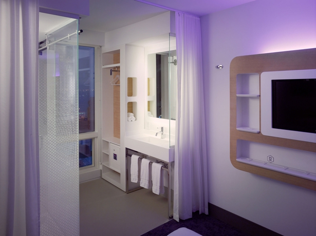 Imagen de la habitación del Hotel Yotel New York Times Square. Foto 13