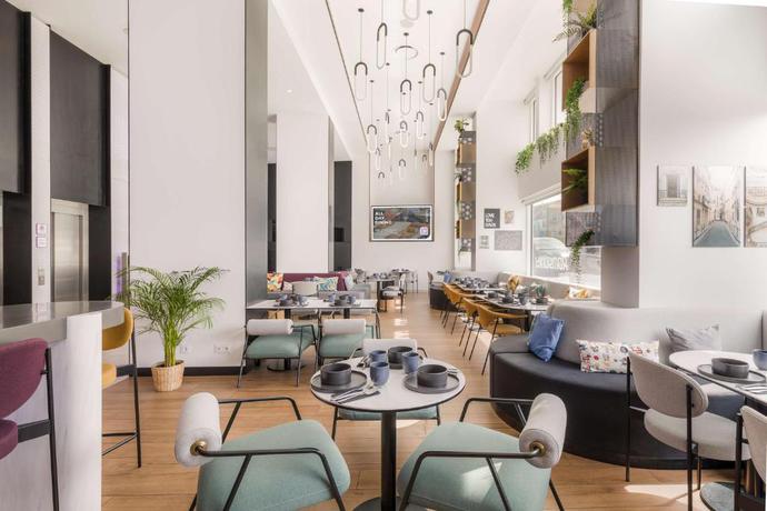 Imagen del bar/restaurante del Hotel Yotel Porto. Foto 2