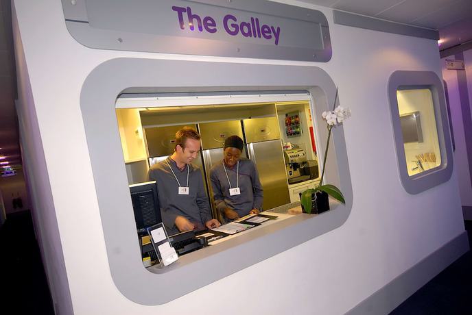 Imagen de los interiores del Hotel YotelAIR London Gatwick. Foto 19