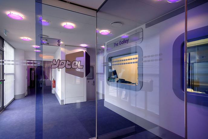 Imagen de los interiores del Hotel YotelAIR London Gatwick. Foto 20
