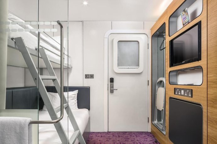 Imagen de la habitación del Hotel YotelAIR London Gatwick. Foto 11