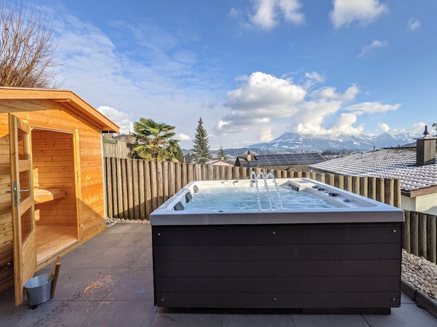 Imagen de la piscina del Hotel Young Backpackers Homestay. Foto 15