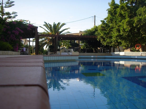 Imagen de la piscina del Hotel Your Memories. Foto 19