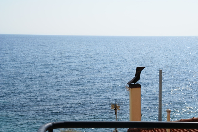 Imagen de los exteriores del Hotel Yria. Foto 16