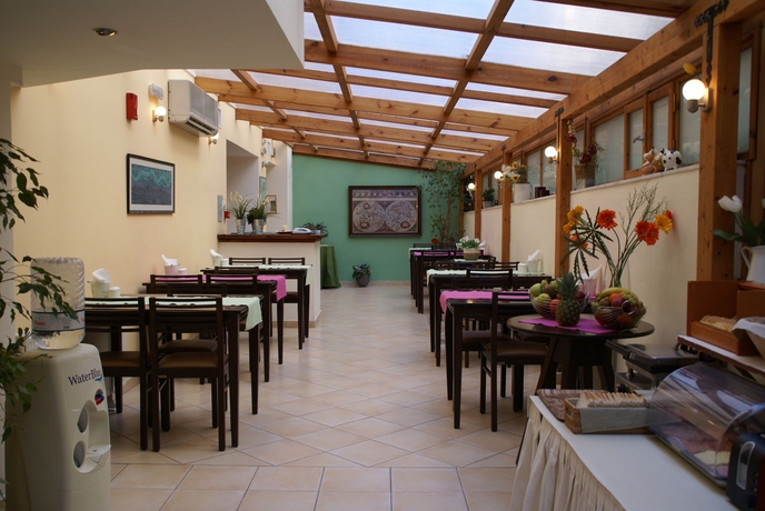 Imagen del bar/restaurante del Hotel Yria. Foto 2