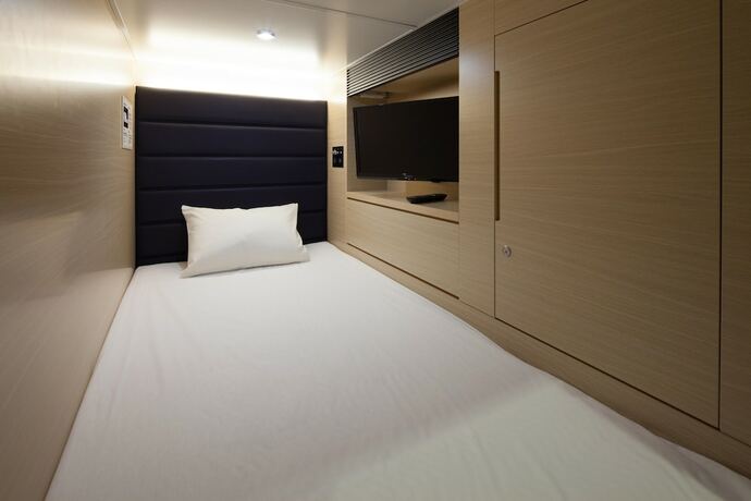 Imagen de la habitación del Hotel Y's Cabin Osaka Namba. Foto 15