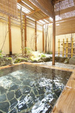 Imagen de la piscina del Hotel Yufuin Kutsurogi No Yado Nanakawa. Foto 19