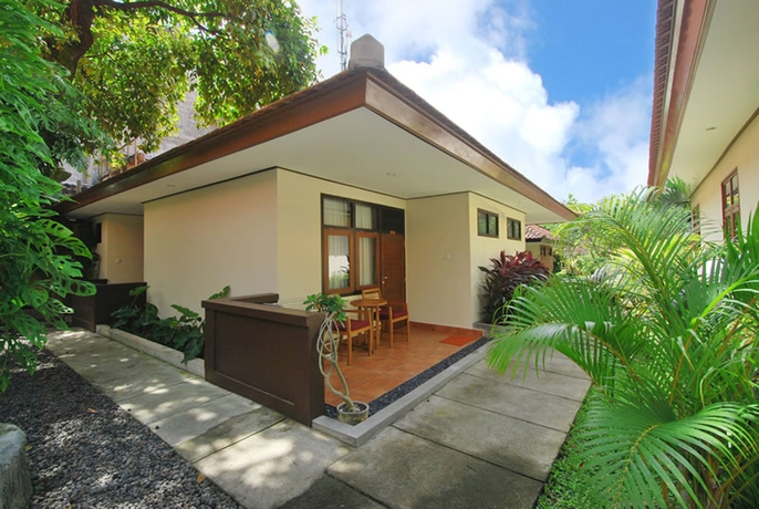 Imagen de los exteriores del Hotel Yulia Beach Inn Kuta. Foto 14