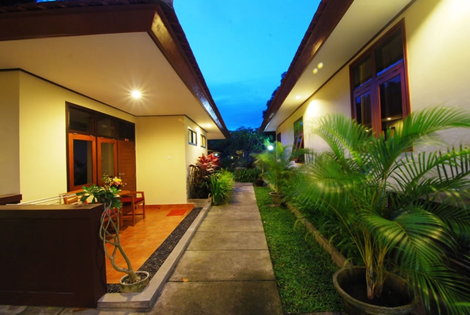 Imagen de los exteriores del Hotel Yulia Beach Inn Kuta. Foto 15