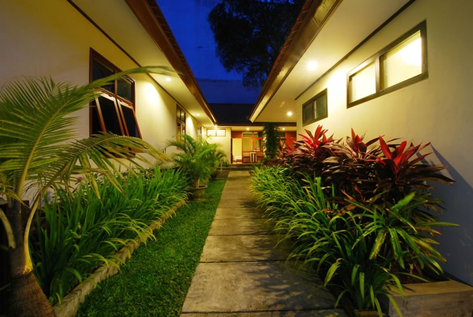 Imagen de los exteriores del Hotel Yulia Beach Inn Kuta. Foto 16