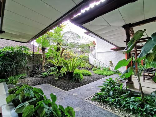 Imagen de los exteriores del Hotel Yulia Village Inn. Foto 14