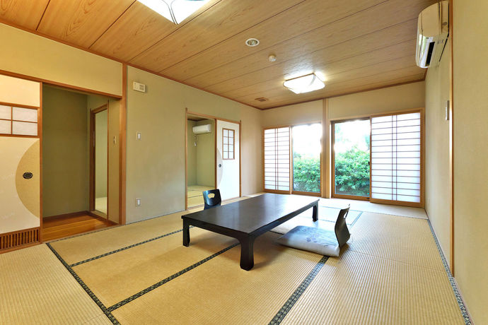 Imagen de los interiores del Hotel Yuraku. Foto 11