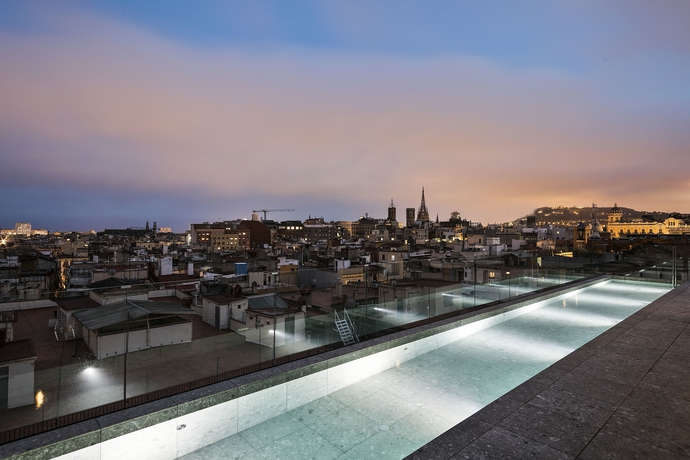 Imagen de la piscina del Hotel Yurbban Passage & Spa. Foto 14