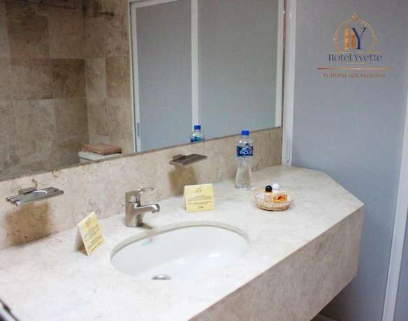 Imagen de la habitación del Hotel Yvette. Foto 16