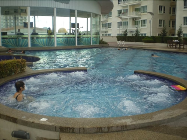 Imagen de la piscina del Hotel Yyk 1borneo Condominium. Foto 19