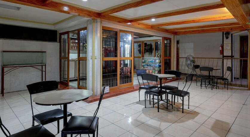 Imagen del bar/restaurante del Hotel ZEN Rooms Basic Mercenary Inn. Foto 3