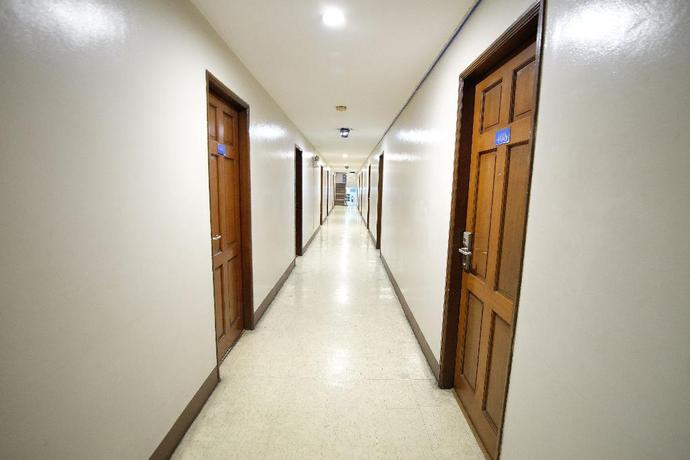 Imagen de los interiores del Hotel ZEN Rooms Basic Quezon V Mapa. Foto 18
