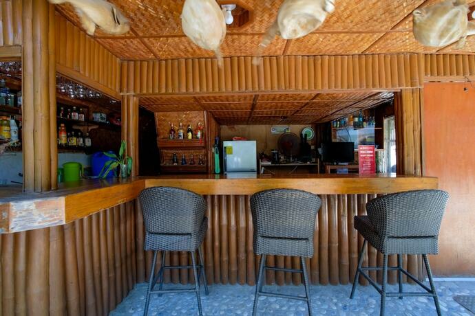 Imagen del bar/restaurante del Hotel ZEN Rooms White Beach. Foto 2