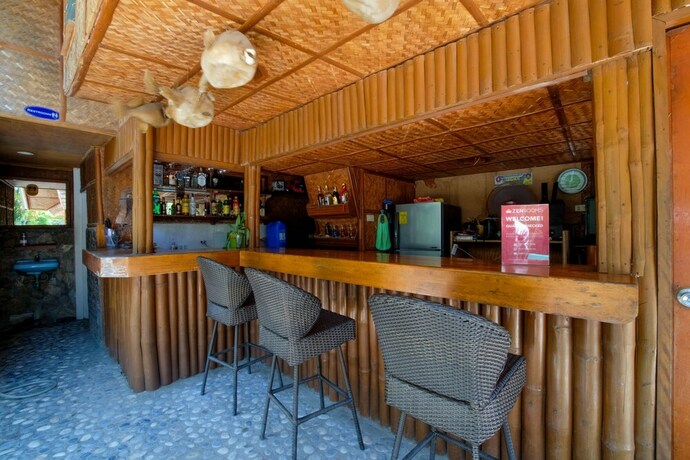 Imagen del bar/restaurante del Hotel ZEN Rooms White Beach. Foto 3