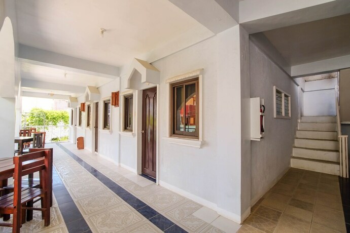 Imagen de los interiores del Hotel ZEN Rooms White Beach. Foto 17
