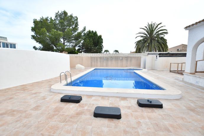 Imagen de la piscina del Hotel ZENIA HOSTEL. Foto 20