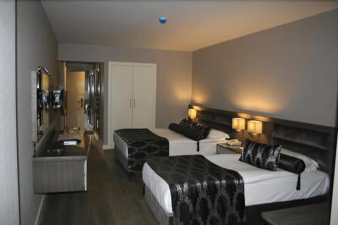 Imagen de la habitación del Hotel ZEYBEK. Foto 6