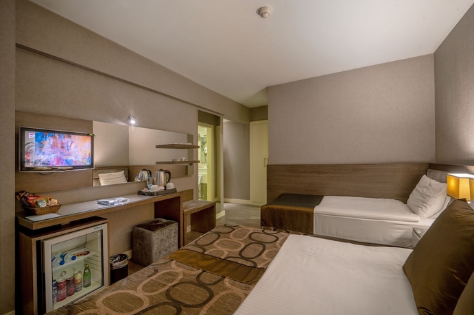 Imagen de la habitación del Hotel ZEYBEK. Foto 7